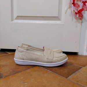 Sneakers 👟  women brand  Clarks  cushion soft  size 8.5 M color  cream